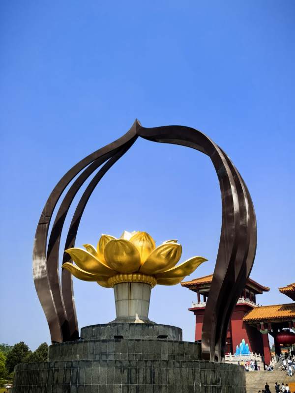 金莲拱门 蓝天映古建图片