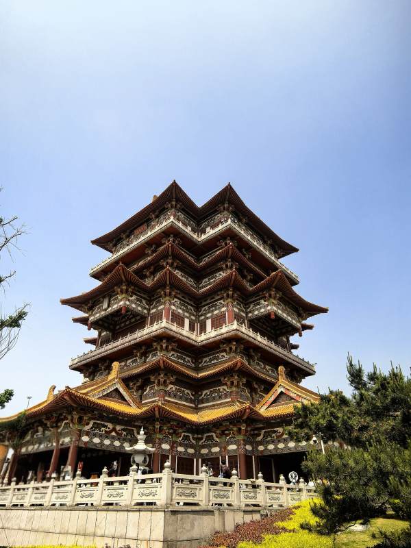 古塔巍峨 蓝天映衬显庄严图片