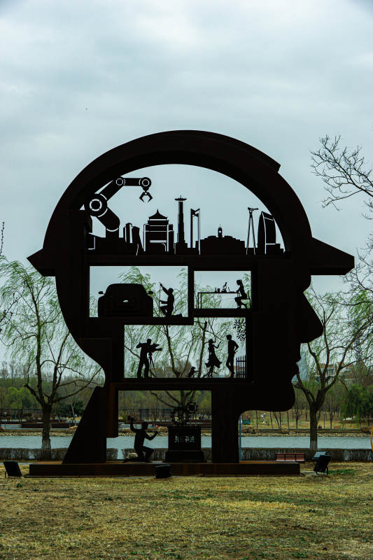 智慧之脑 城市剪影雕塑图片