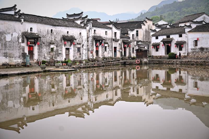 徽派古村水映白墙黛瓦图片