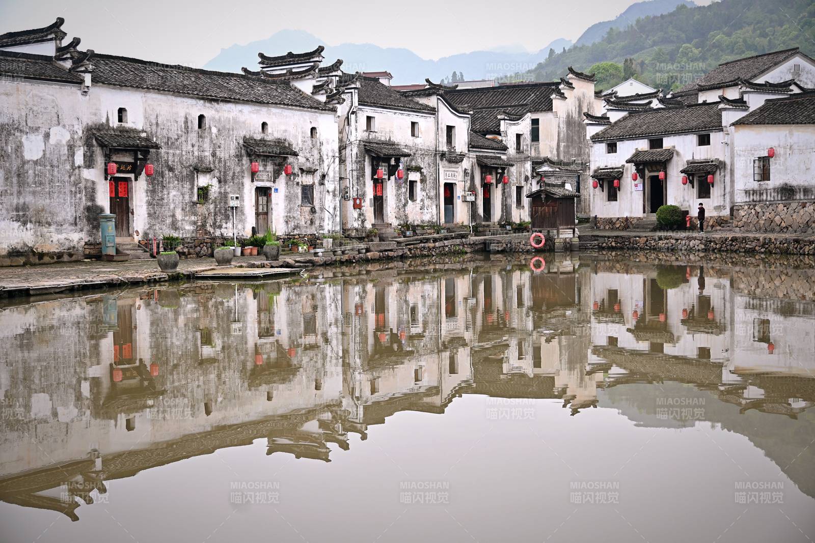 杭州建德市新叶古村落水映白墙黛瓦图片
