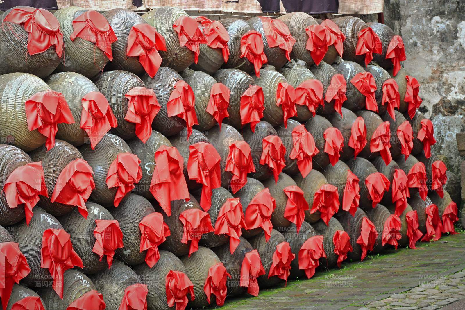 红布封坛酒阵列图片