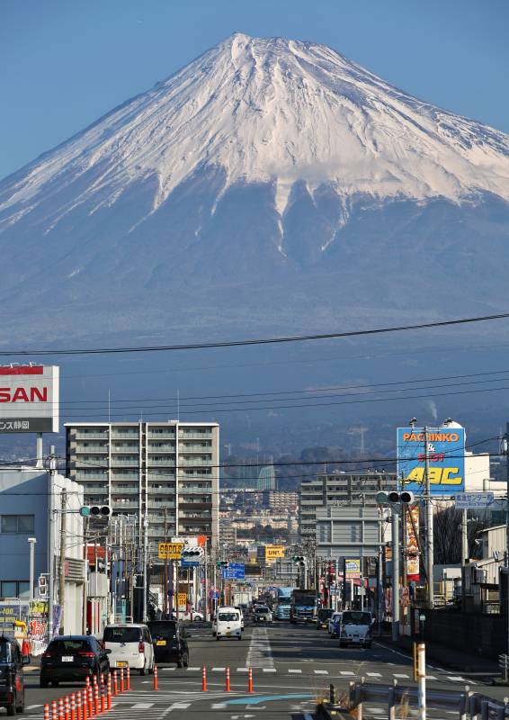 富士山下的城市街景图片