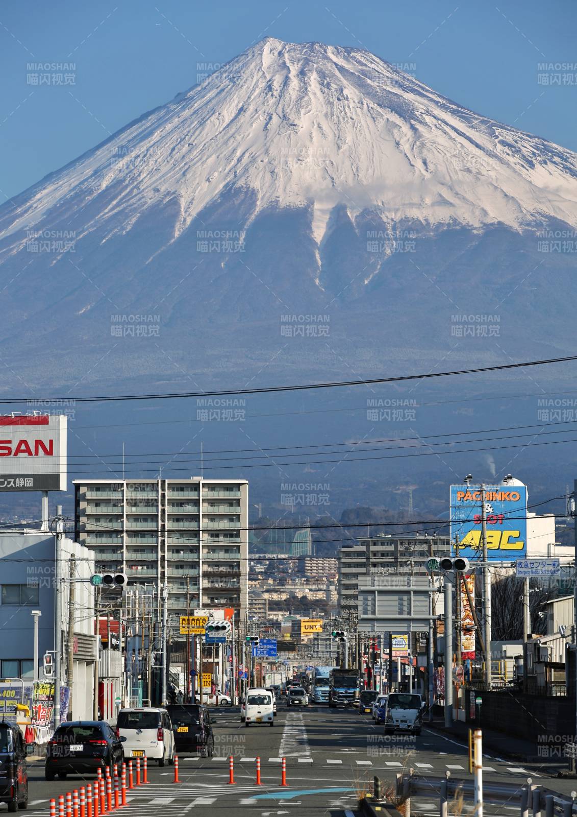 富士山下的城市街景图片