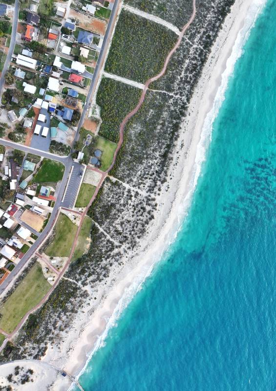 碧海白沙 小镇依岸而居图片