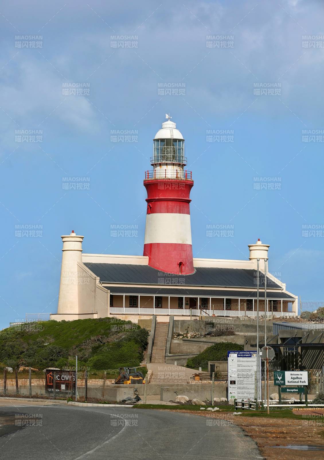 红白灯塔矗立海岸边图片