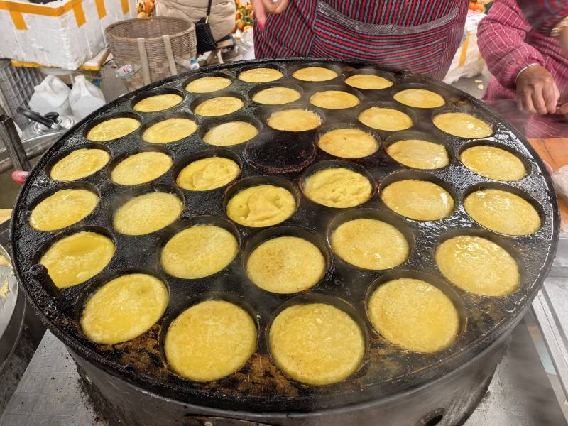 街头现烤玉米饼 金黄诱人香图片