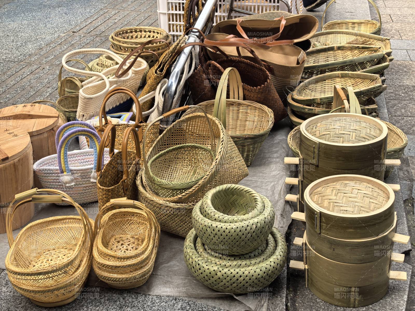 竹编篮筐市集陈列图片