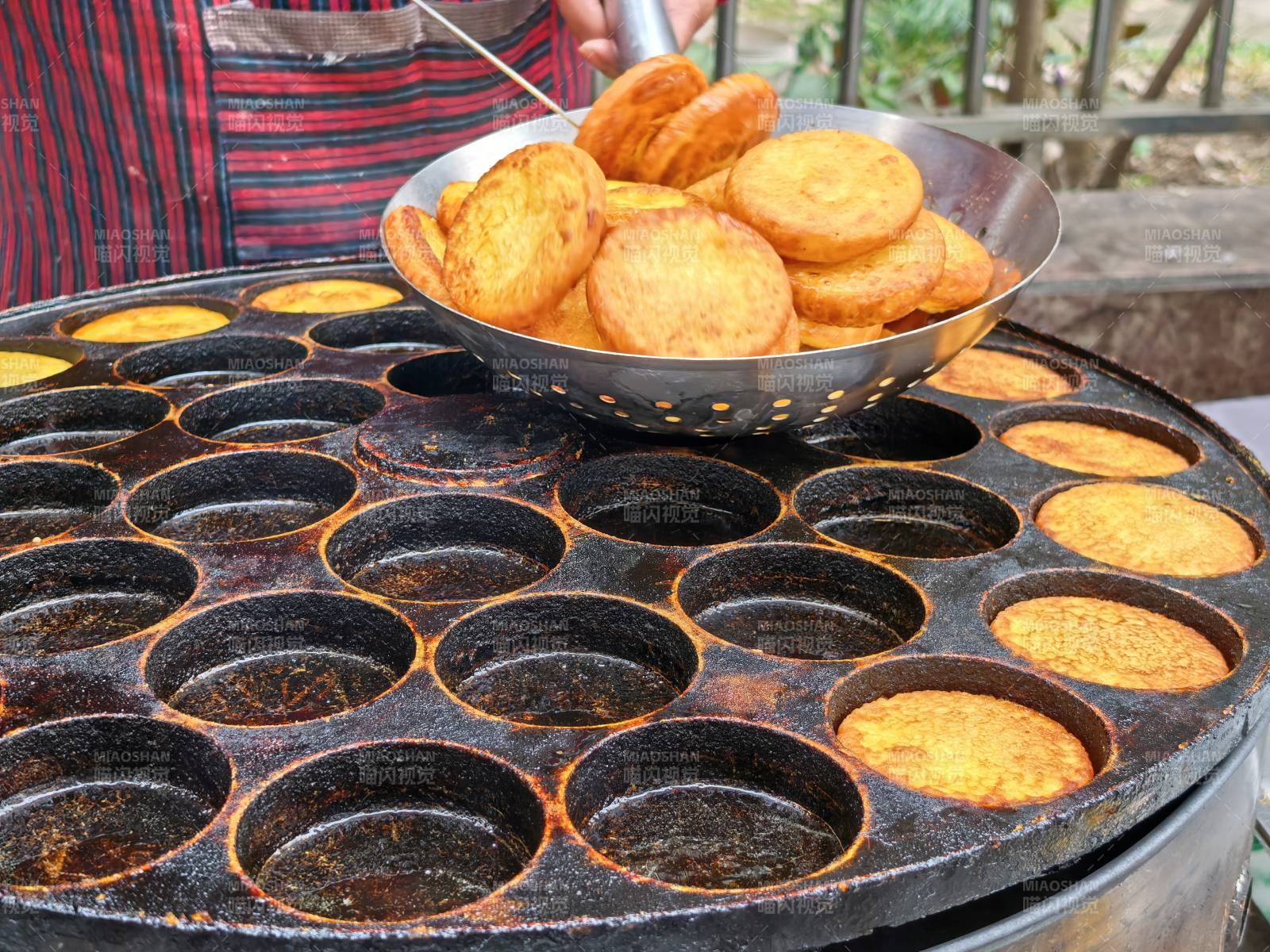 街头现炸金黄小圆饼图片
