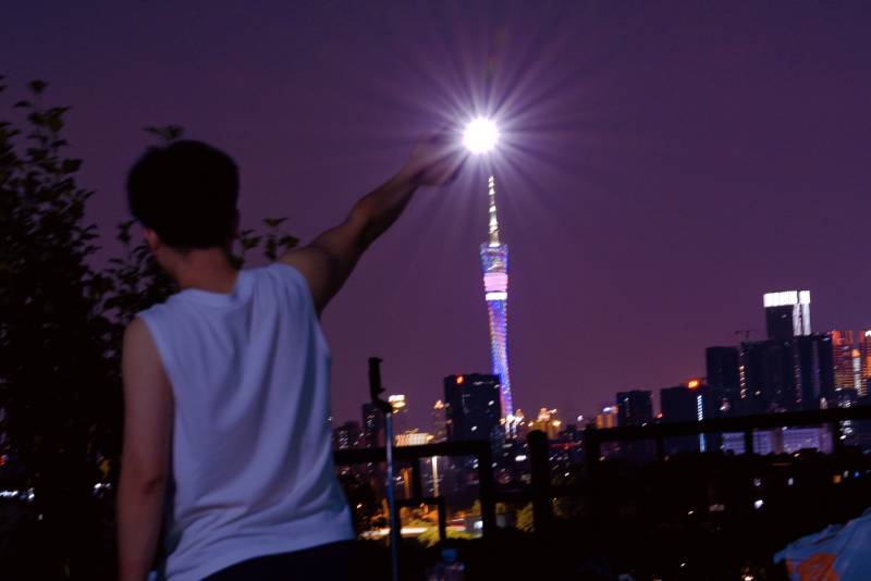 夜摘星塔 少年指月图片