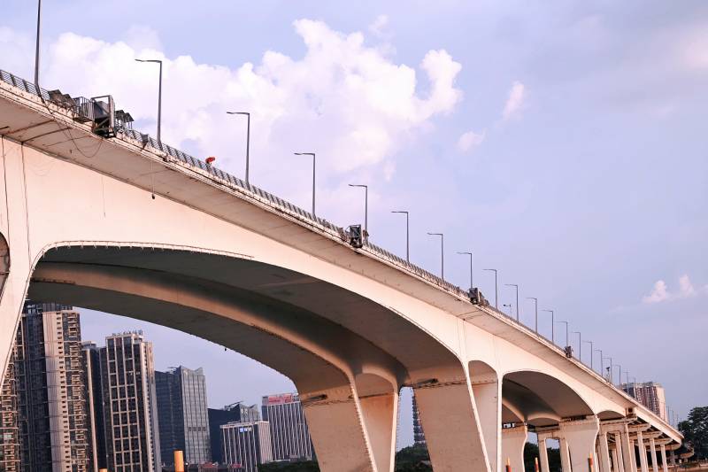 城市高架桥横跨天际线图片