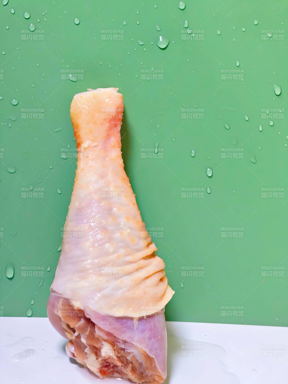 生鸡腿 绿背景水珠点缀图片