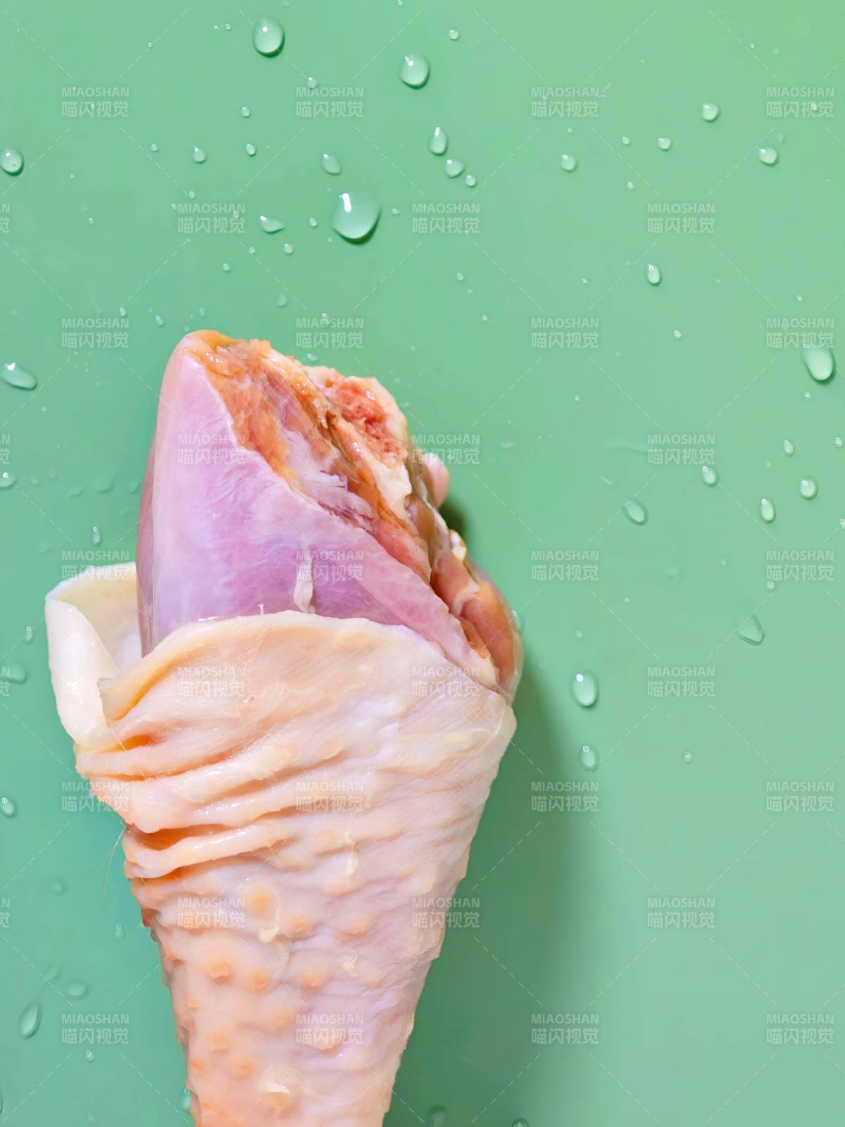 鸡腿特写 水珠点缀绿背景图片
