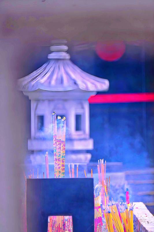 香烟雾绕古亭夜图片