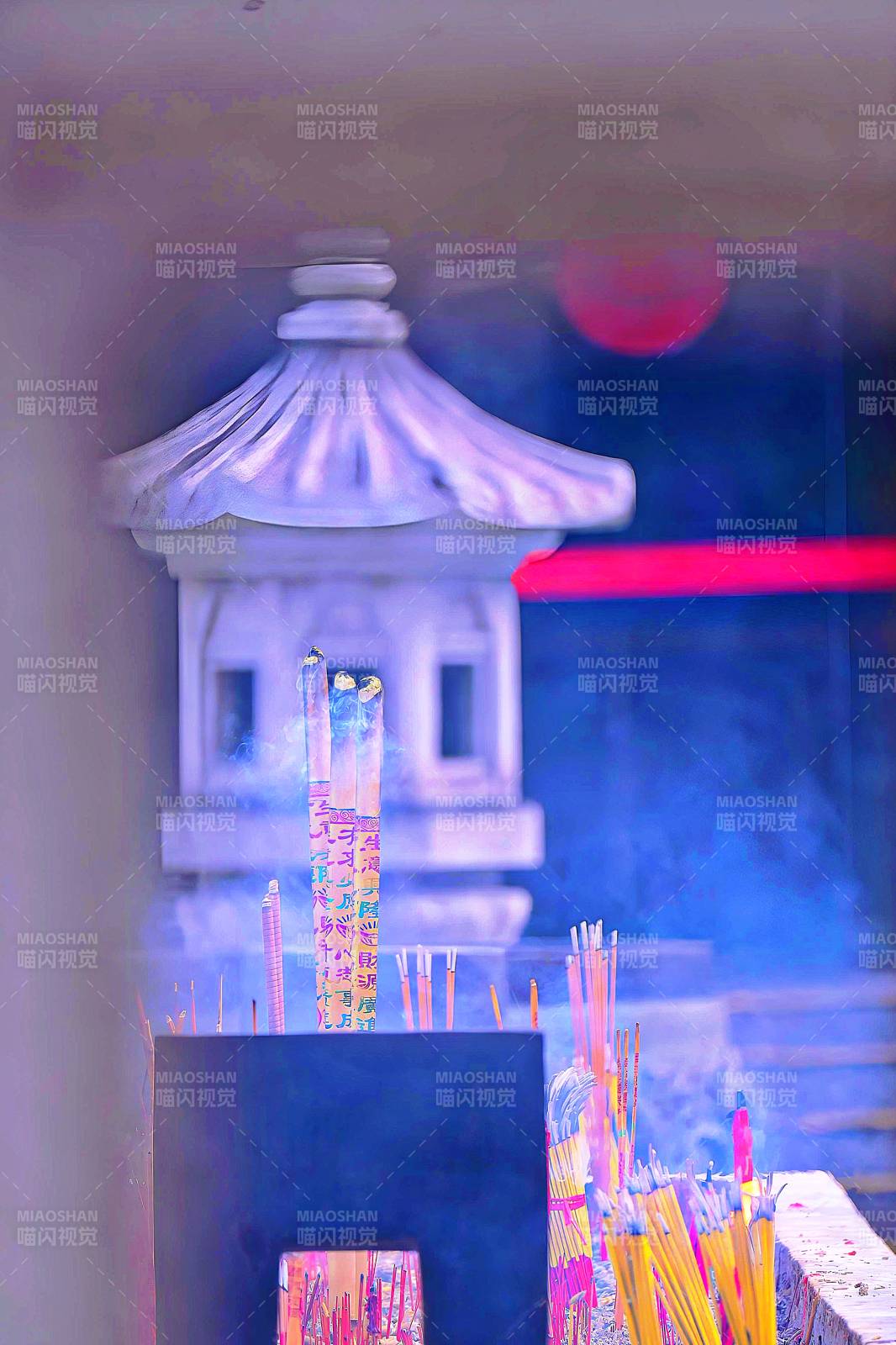 香烟雾绕古亭夜图片