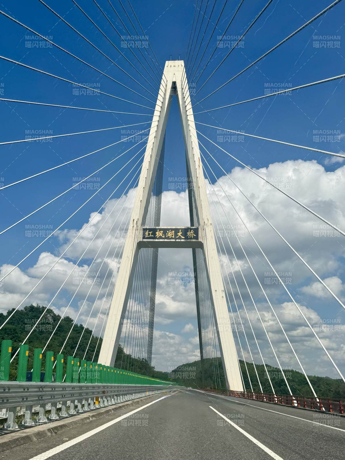 红枫湖大桥飞架蓝天图片