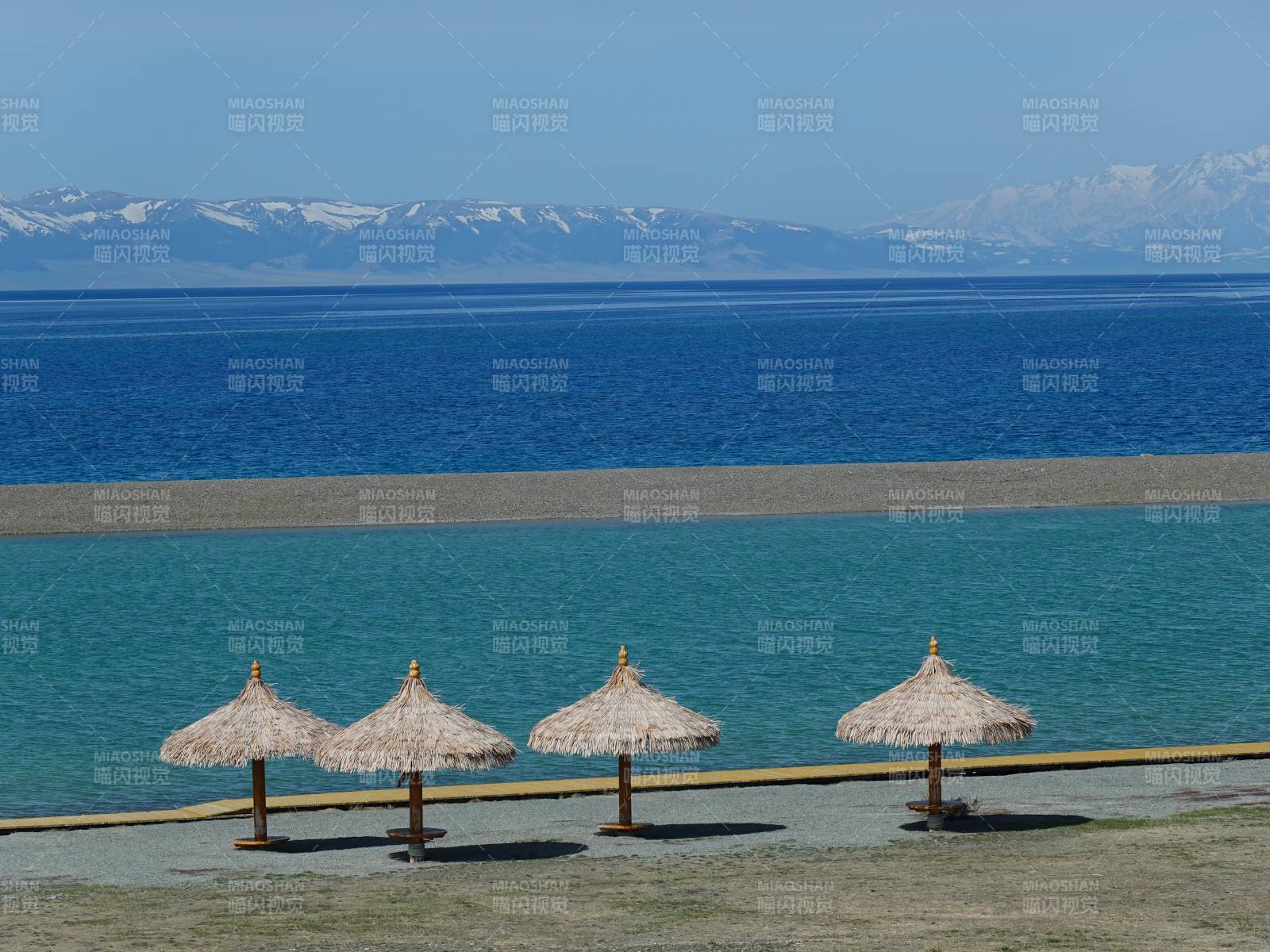 湖光山色 草伞静立岸边图片