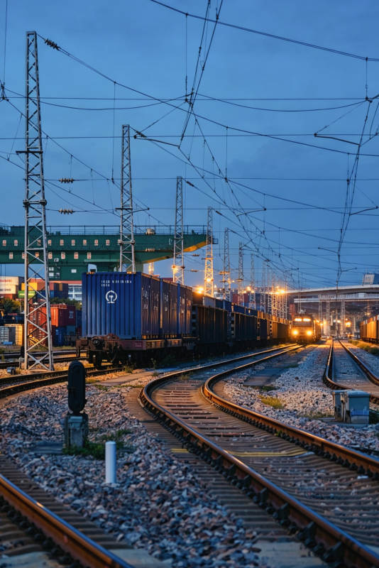暮色铁路货运编组站图片
