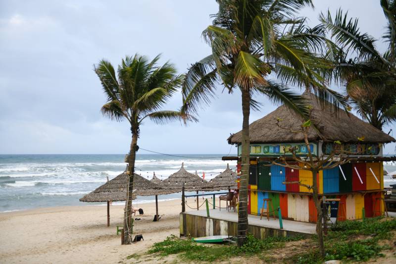 海边彩屋椰影摇曳图片