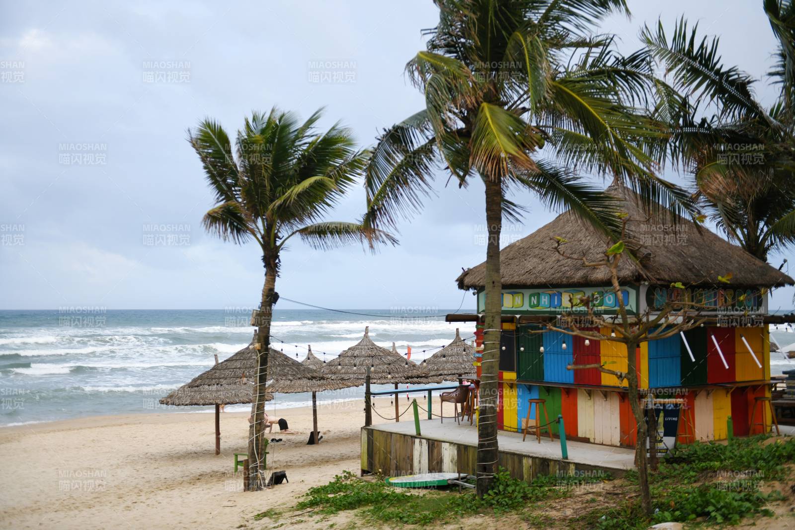 海边彩屋椰影摇曳图片