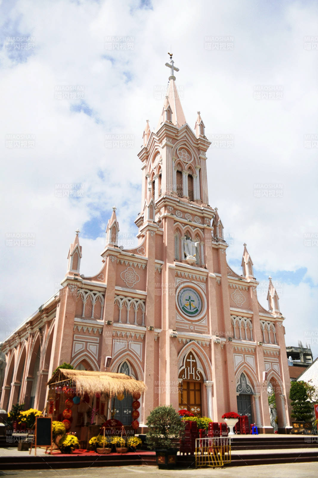 粉色教堂迎圣诞装饰图片