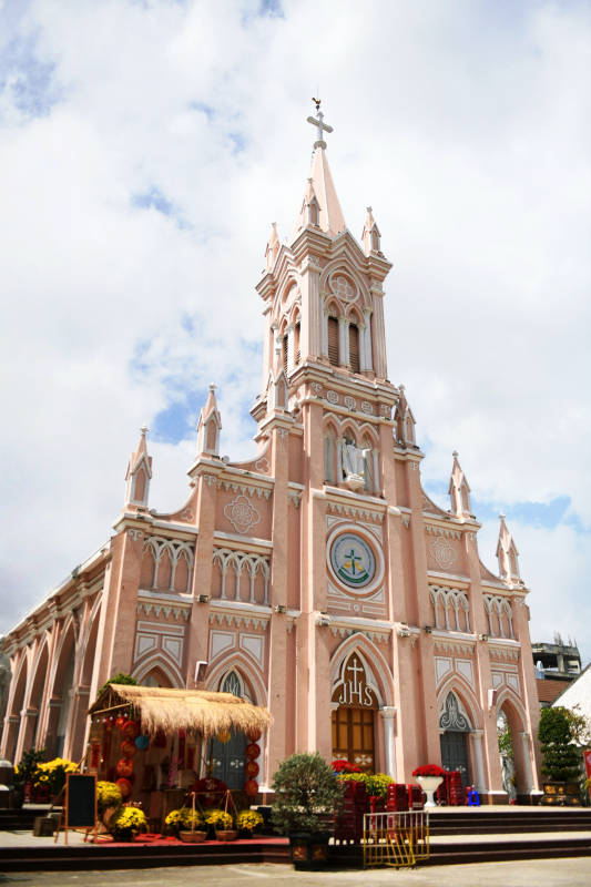 粉色教堂迎圣诞装饰图片