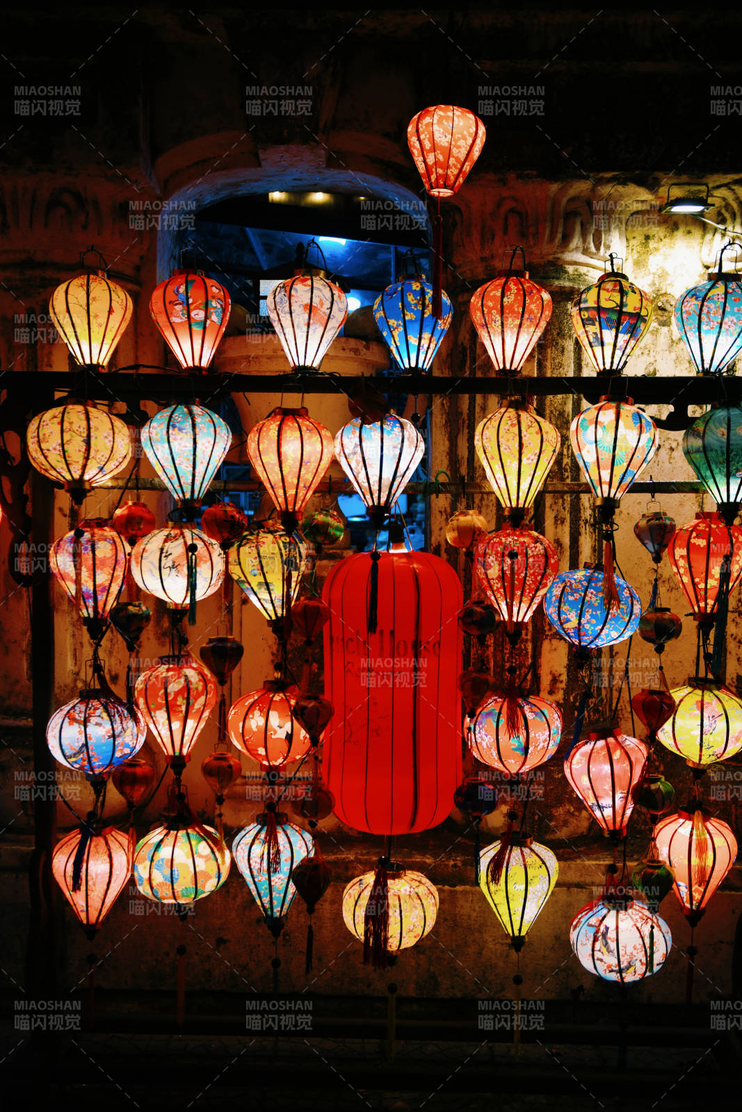 彩灯夜市 光影斑斓图片