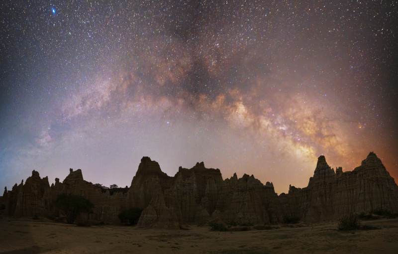 星空下的荒漠奇岩图片