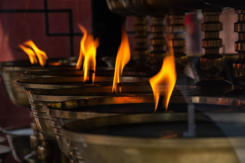 酥油灯焰暖人心图片