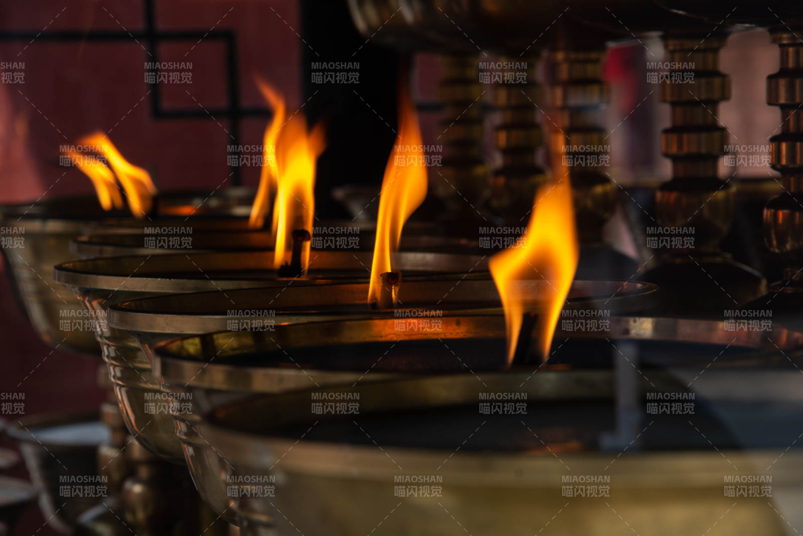 酥油灯焰暖人心图片