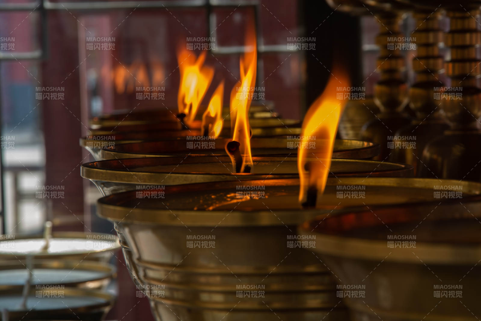 铜灯列阵 火焰跃动如舞图片