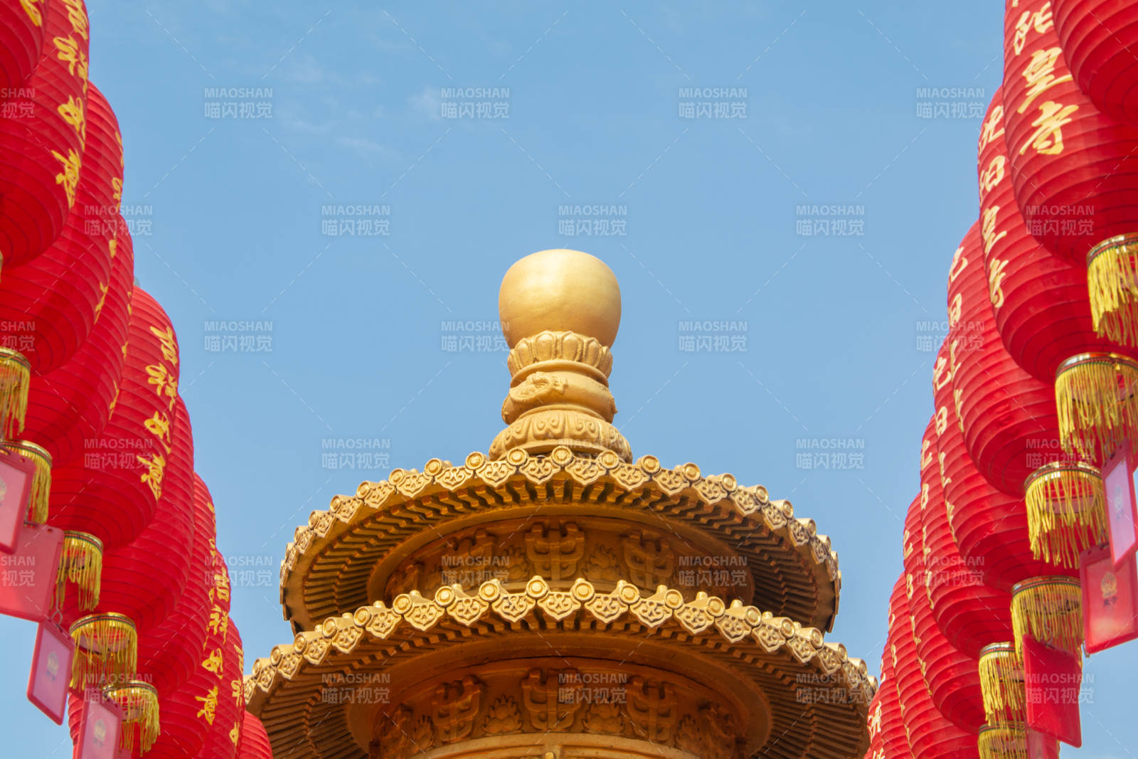 金顶红灯映蓝天图片