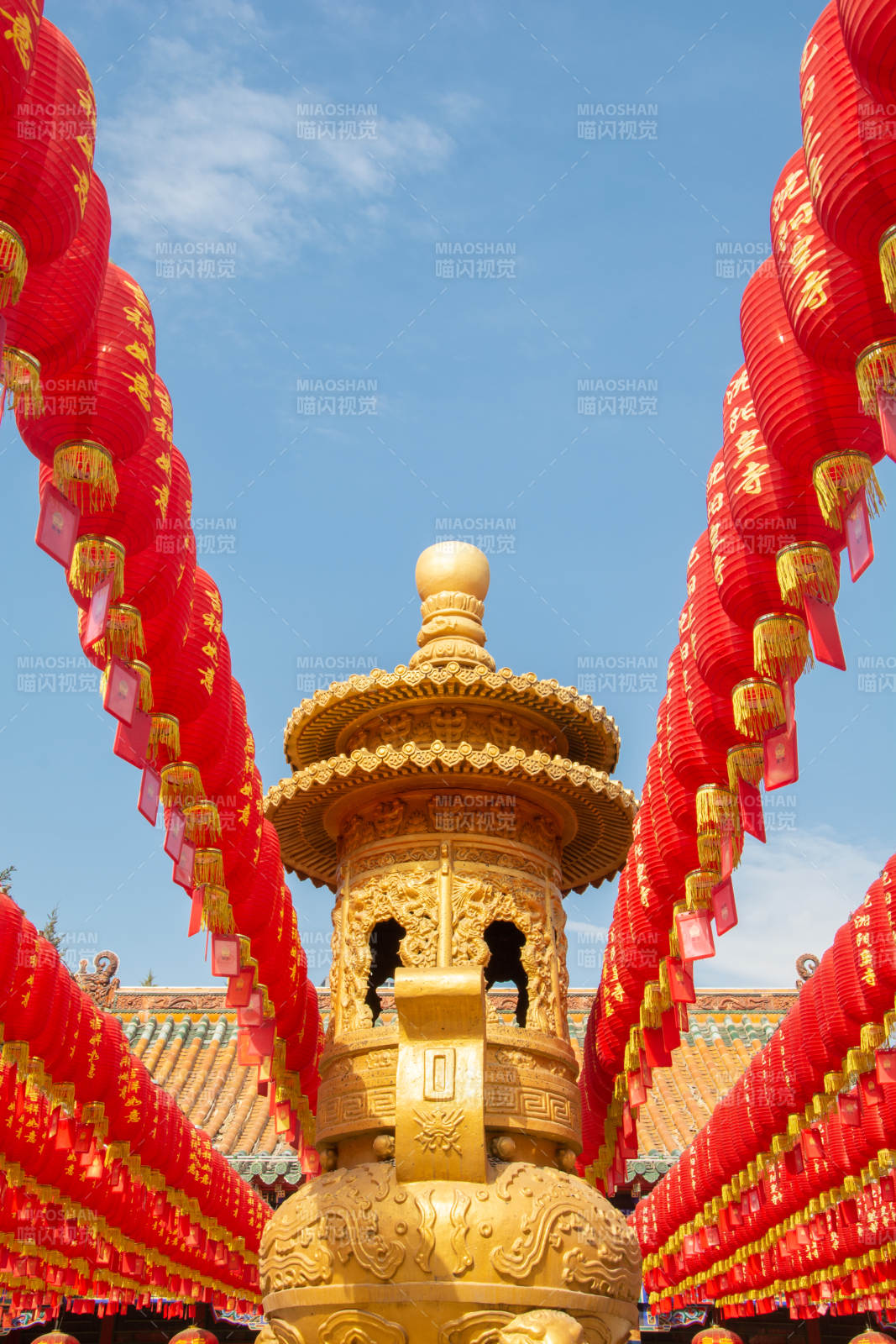 金塔红灯映蓝天图片