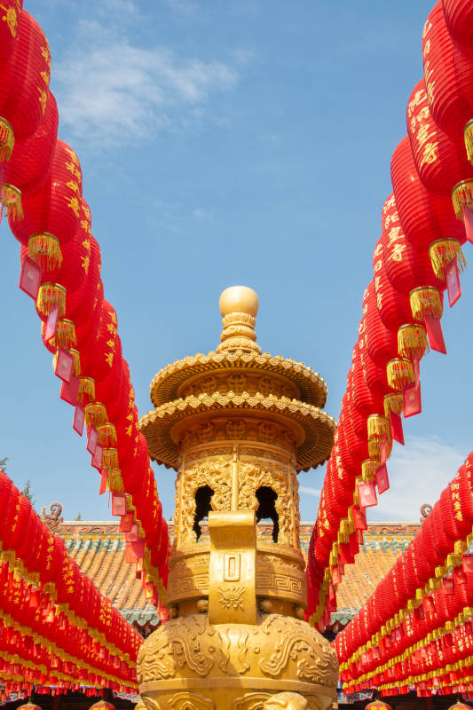 金塔红灯映蓝天图片