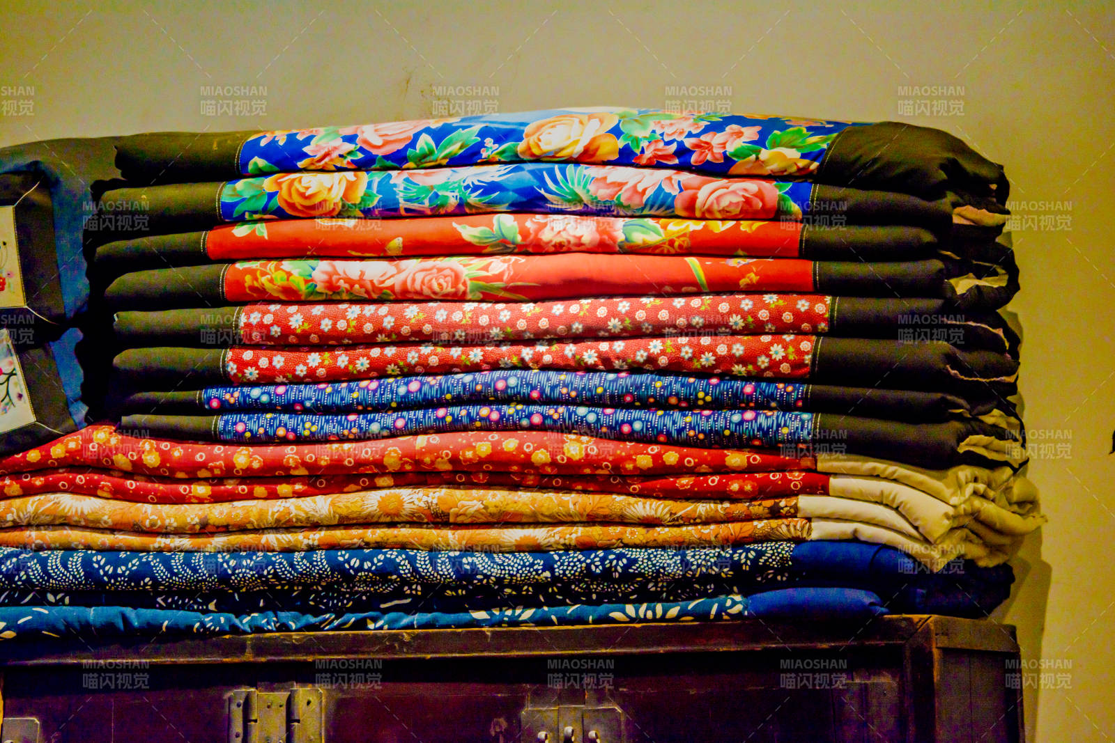 花布叠放整齐待用图片