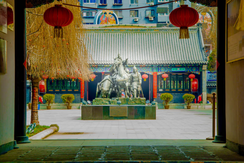 红灯笼下的古寺庭院图片