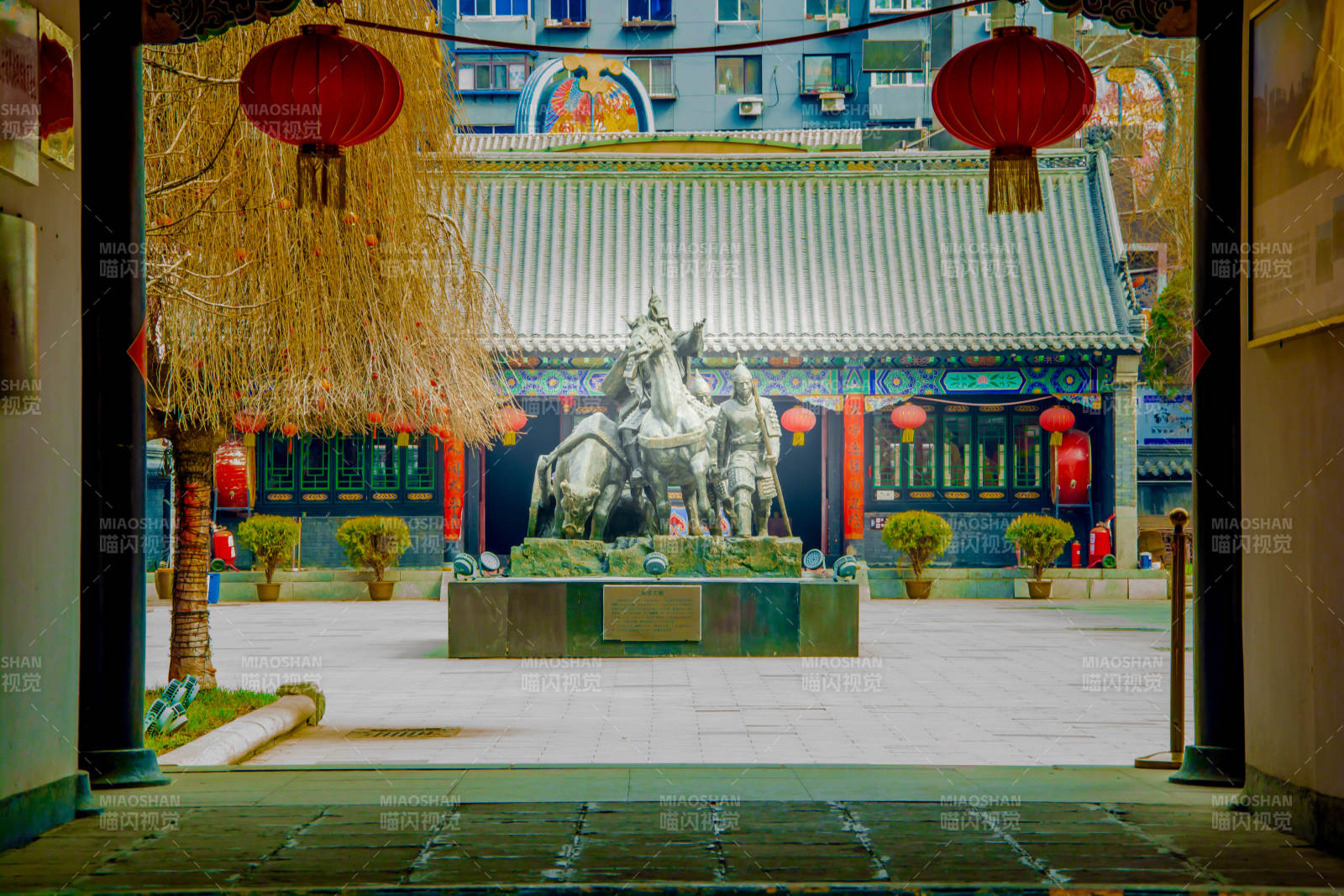 红灯笼下的古寺庭院图片