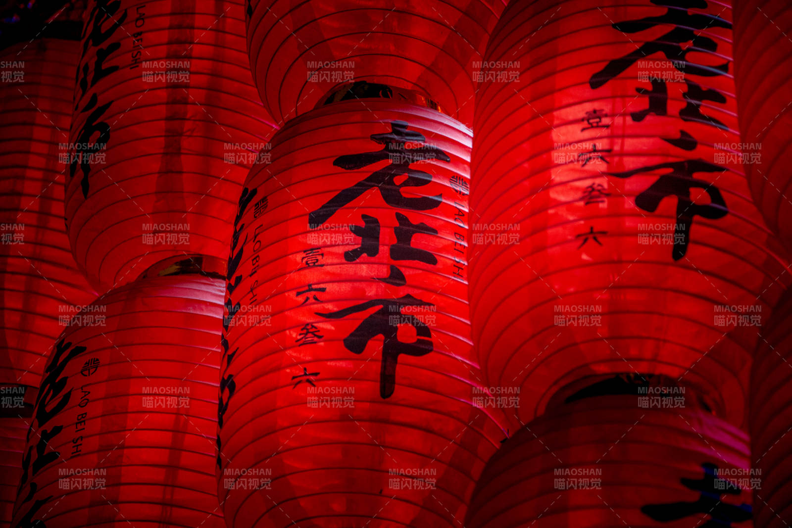 红灯笼映老北市夜景图片