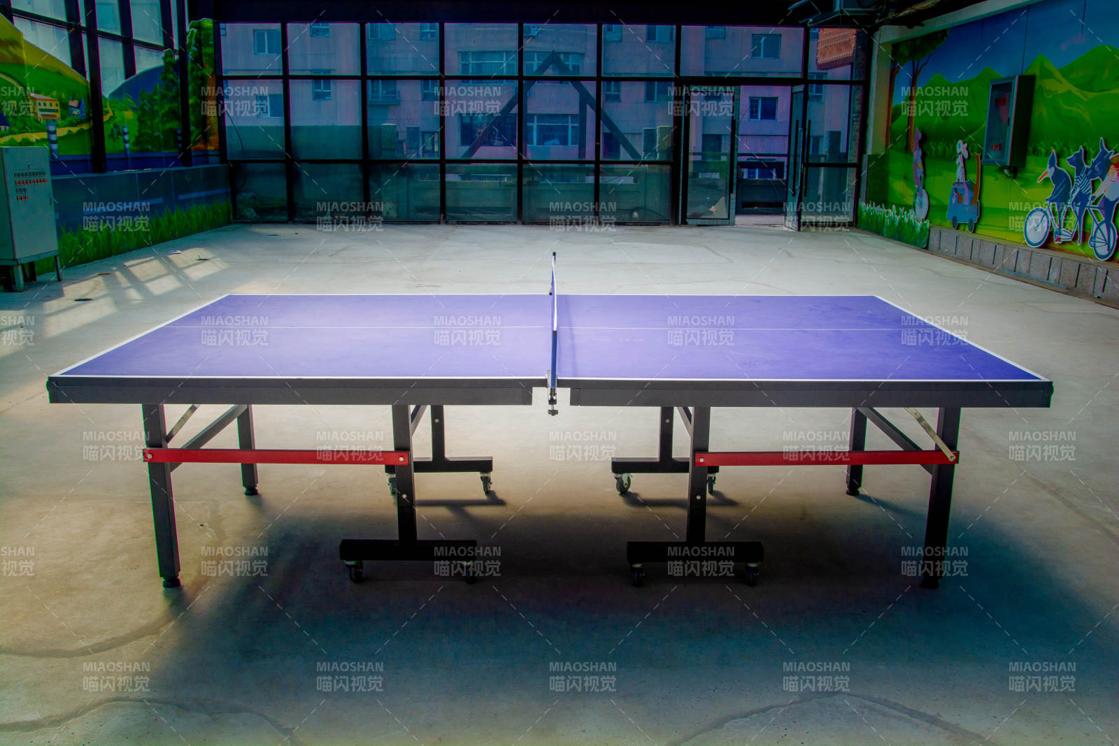室内紫色乒乓球台图片
