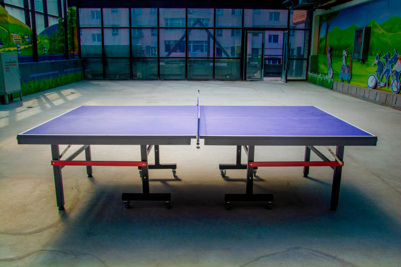室内紫色乒乓球台图片