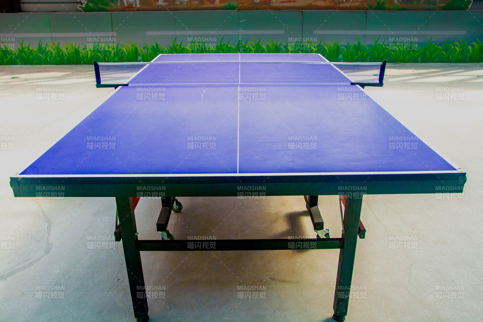 蓝色乒乓球台静待开赛图片