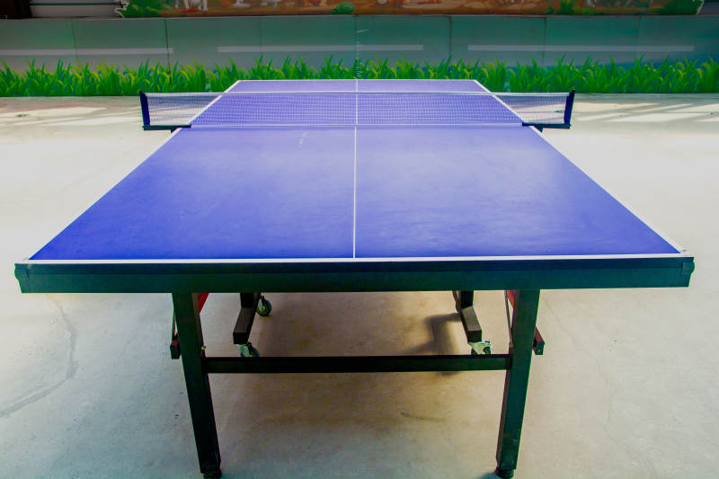 蓝色乒乓球台静待开赛图片