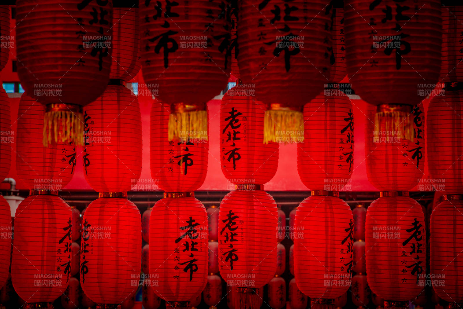 红灯笼映老北市夜景图片