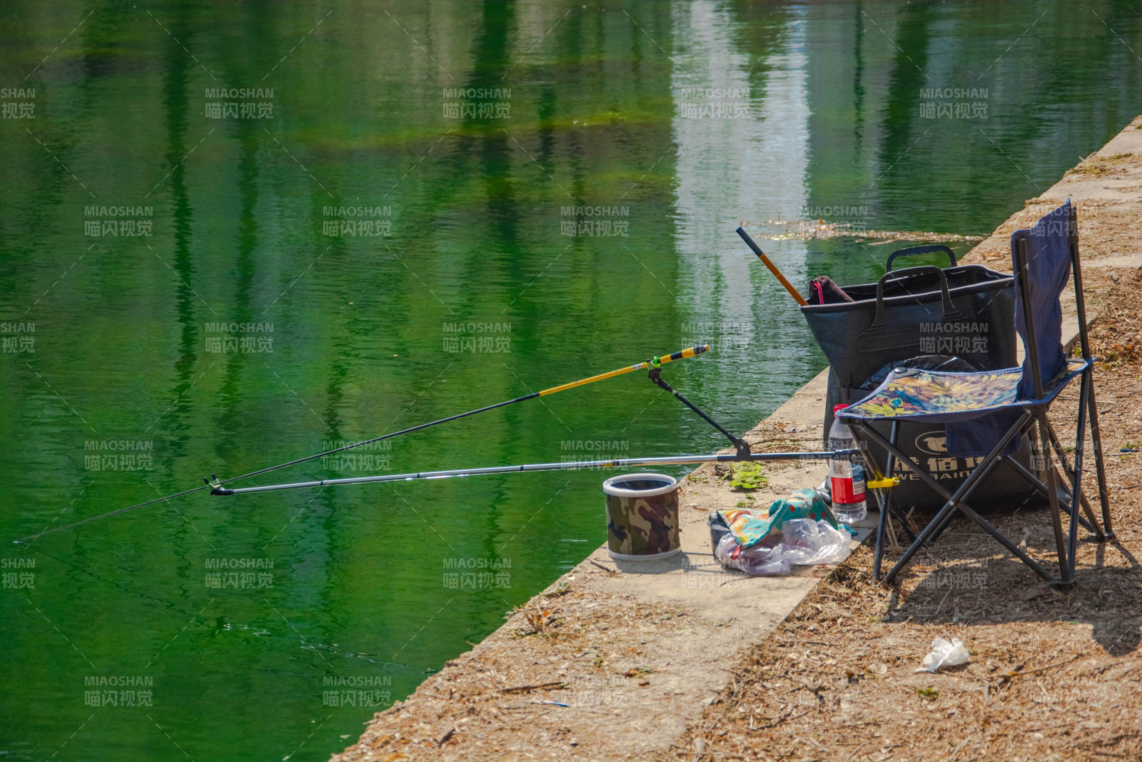 湖边垂钓 静享悠闲时光图片