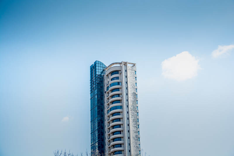 高楼耸立 蓝天白云间图片