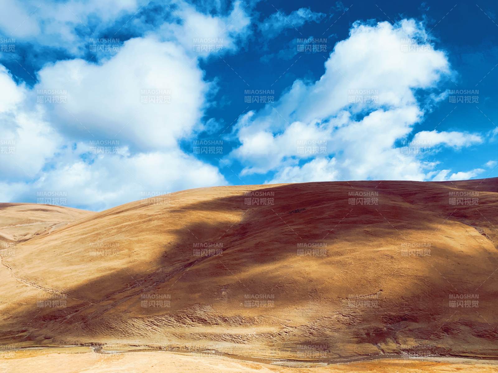 云影沙丘 蓝天如画图片