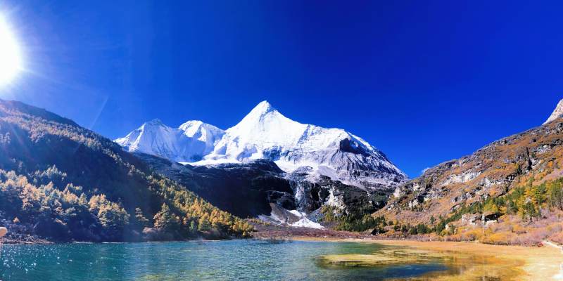 雪山映湖 秋色醉人图片