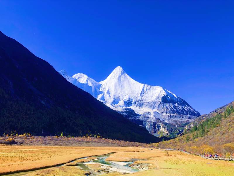 雪山映蓝天 秋谷溪流静图片