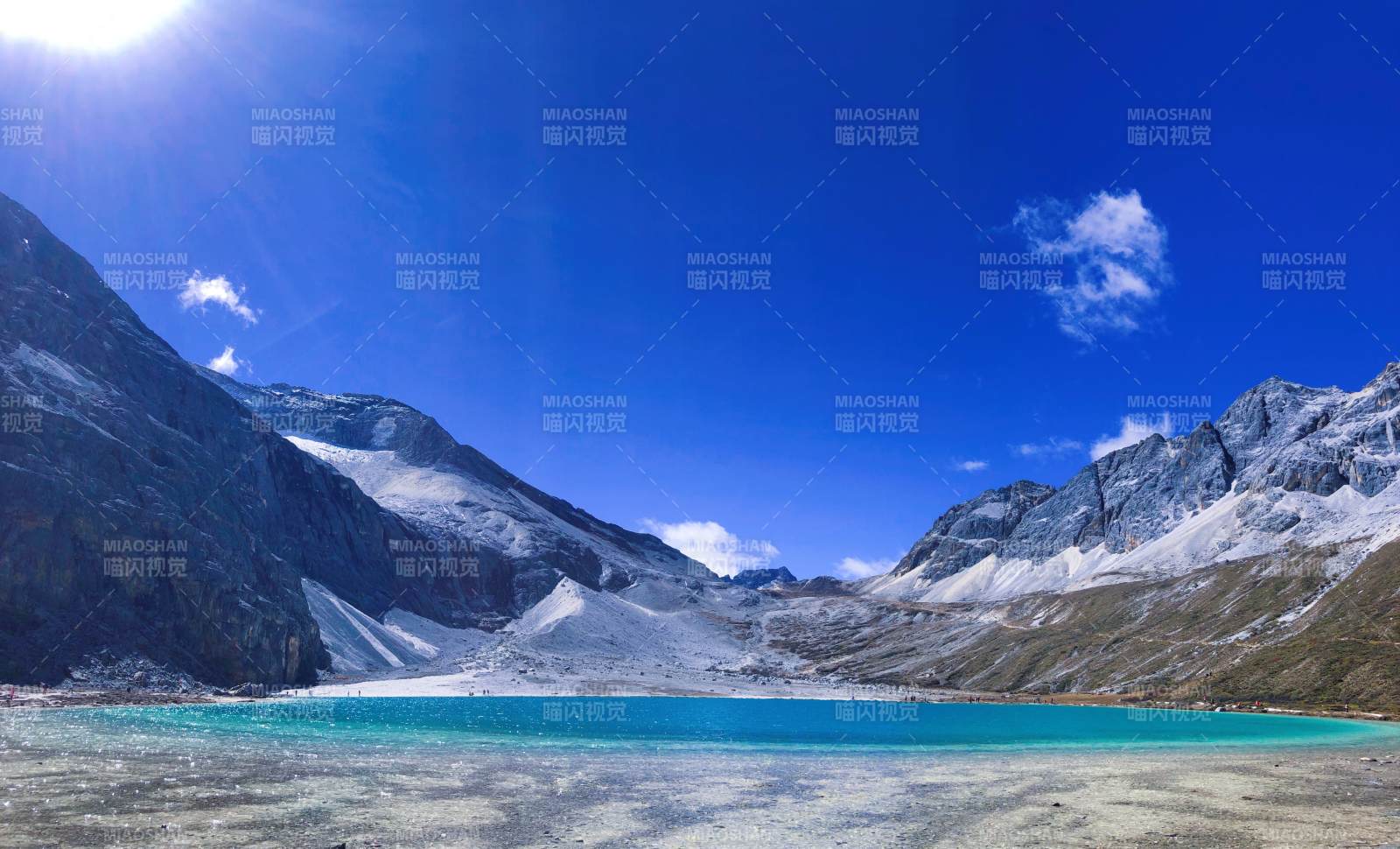 雪山碧湖 天蓝如洗图片