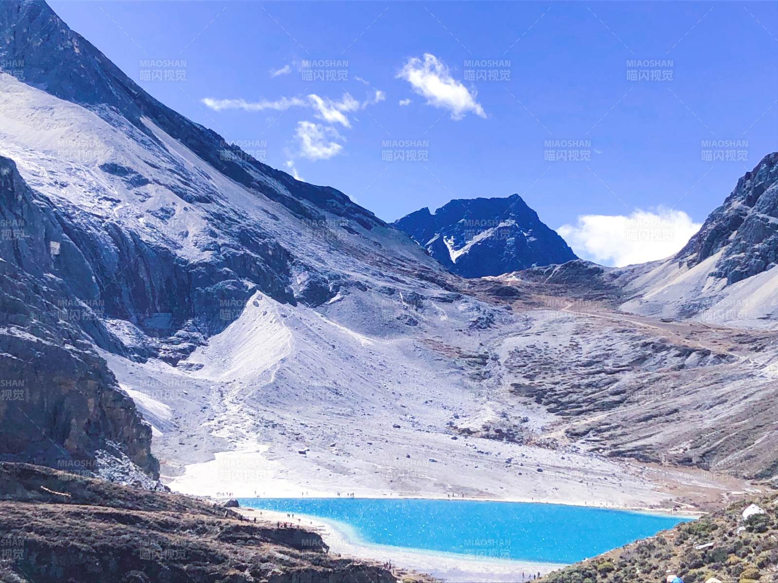 雪山环抱碧湖 天境之美图片